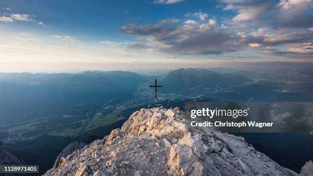 bayerische alpen - garmisch partenkirchen - lebensziel stock pictures, royalty-free photos & images