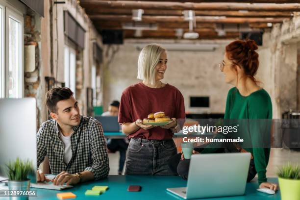 team-arbeit - friends donut stock-fotos und bilder