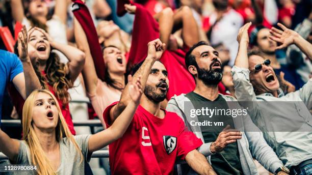 staunenden massen auf ein fußballstadion - surprise stadion stock-fotos und bilder