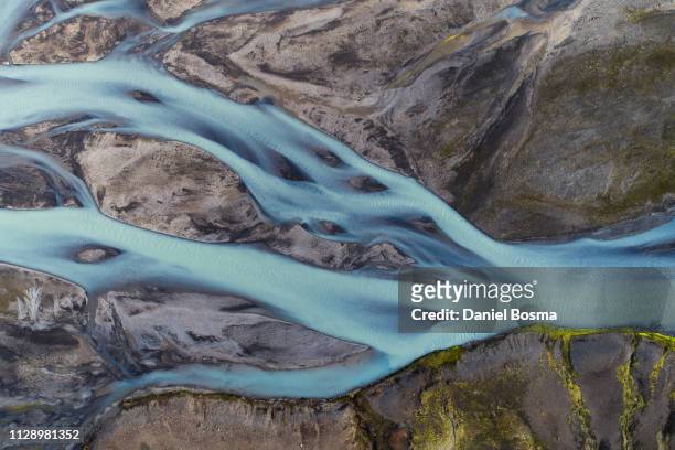 abstract aerial view of a river bed in iceland - flussdelta stock-fotos und bilder