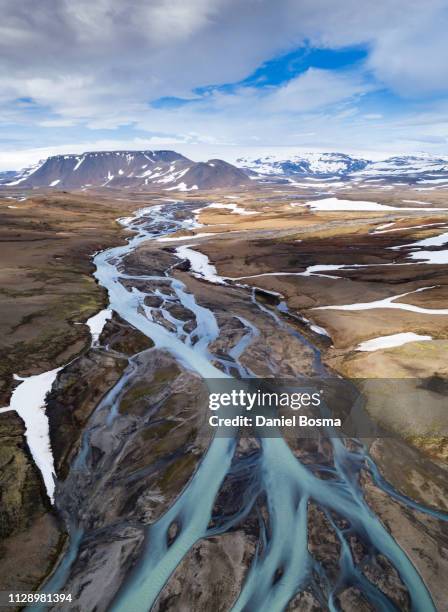 icelandic river filled with meltwater from hofsjökul, one of the largest glaciers of iceland - delta force stock-fotos und bilder