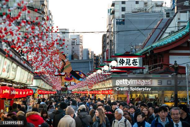 calles de compras de asakusa, japón - street food fotografías e imágenes de stock