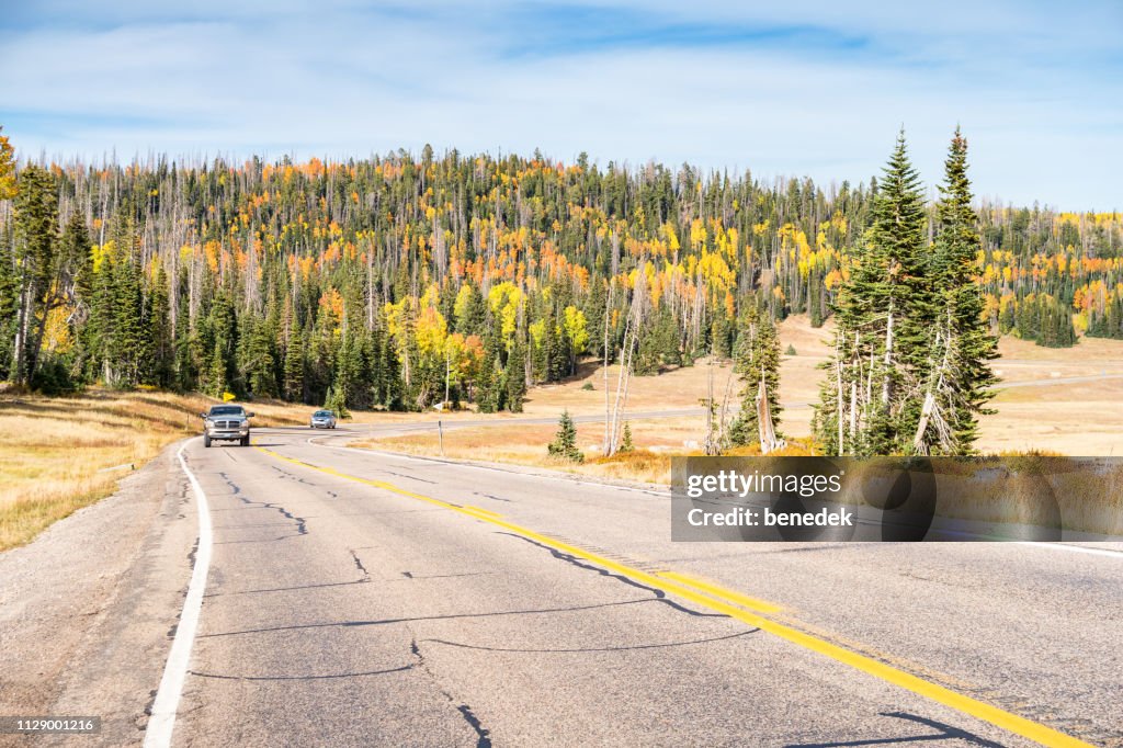Auto's op Utah route 148 scenic byway in Cedar Breaks National Monument