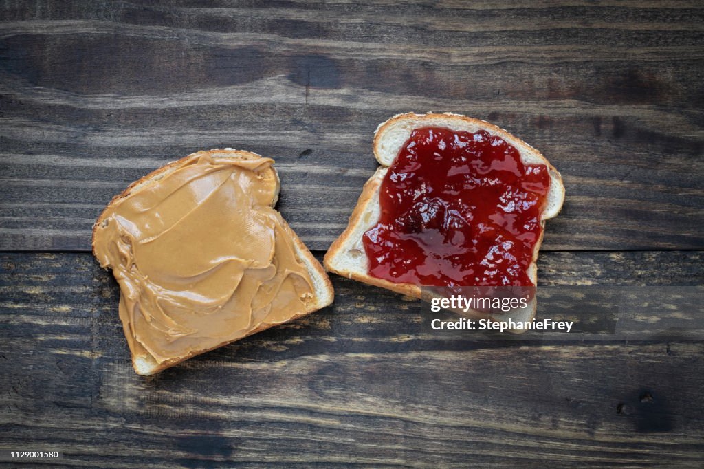 Open gezicht zelfgemaakte pindakaas en aardbei Jelly sandwich