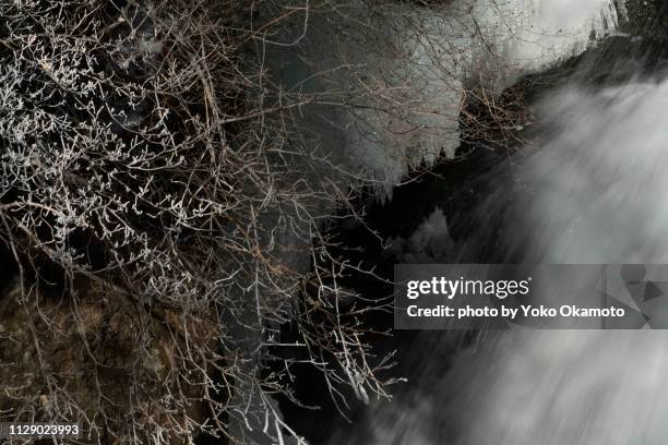 fog ice and waterfall flow - 長時間露光 fotografías e imágenes de stock