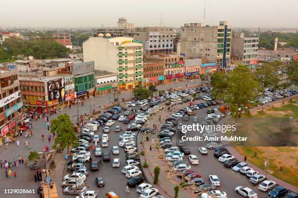 parking lot in market - lahore 個照片及圖片檔