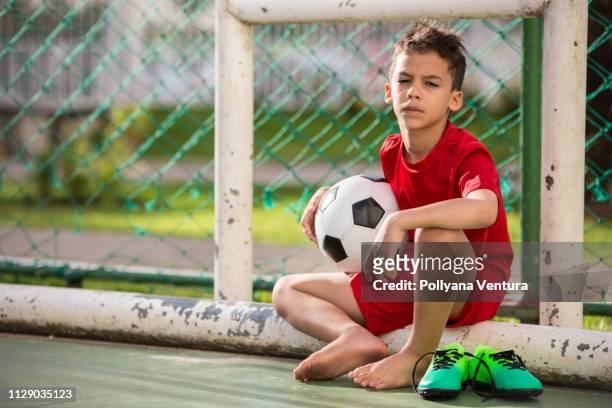 concepto de futbol - barefoot boy fotografías e imágenes de stock