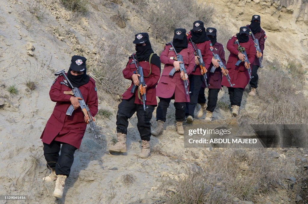 TOPSHOT-PAKISTAN-UNREST-POLICE-WOMEN-WOMEN'S DAY