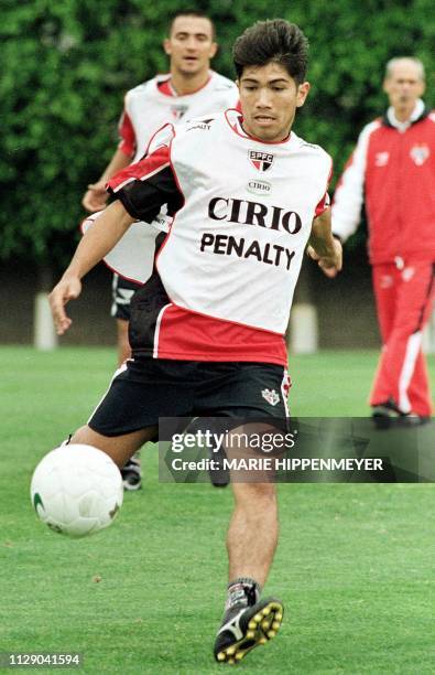 Player of the soccer club of San Pablo, Sandro Hiroshi , participates in a training exercise, 20 October 1999, San Paablo, Brazil. El atacante Sandro...