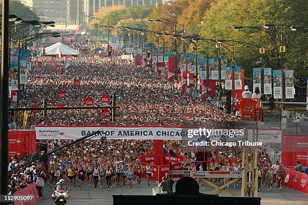 Runners start the 2008 Bank of America Chicago Marathon in Chicago, Illinois on Sunday, October 12, 2008.