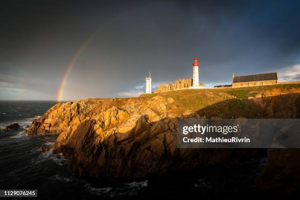 rainbow over the pointe saint-mathieu during storm - phénomène climatique extrême fotografías e imágenes de stock