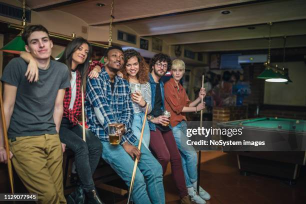 portrait des amis tout en s’amusant et en jouant au soccer de table. - billard photos et images de collection