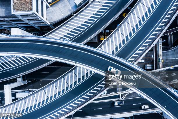 美しく湾曲した高速道路の航空写真。 - paved driveway ストックフォトと画像