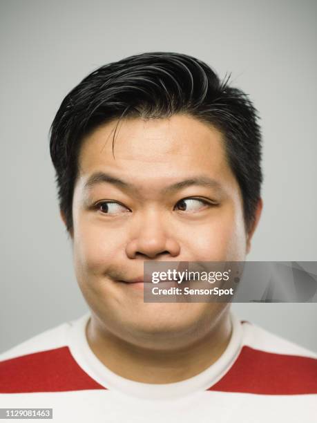 側にいる幸せな表情で本物の中国の若い男 - at a glance ストックフォトと画像