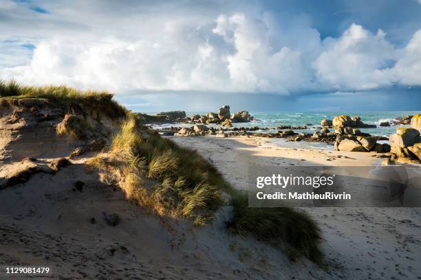 eaux turquoises de bretagne et plage du finistère nord - 2014 stock-fotos und bilder