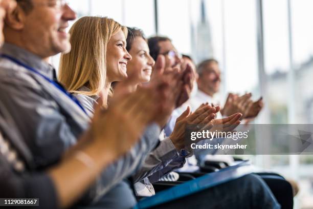 gente d'affari felice che applaude in un corso di formazione in ufficio. - applaudire foto e immagini stock