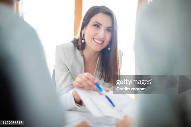 vertrouwen zakenvrouw van een vergadering - 30 40 woman stockfoto's en -beelden