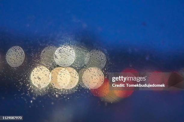 blue - städtische straße stockfoto's en -beelden