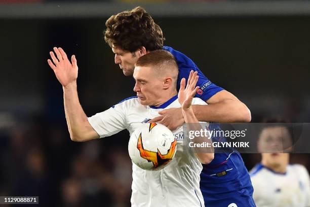 Dynamo Kiev's Ukrainian midfielder Viktor Tsyhankov vies with Chelsea's Spanish defender Marcos Alonso during the first leg of the UEFA Europa League...