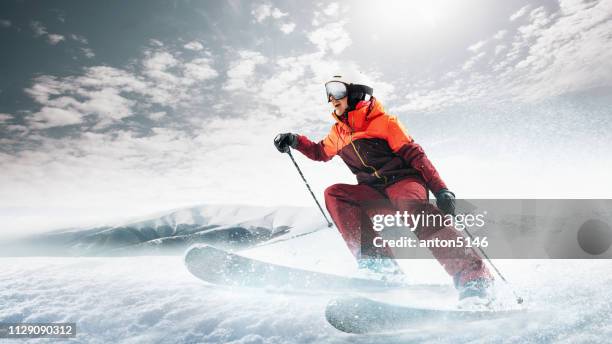 若い女性と冬のスポーツ - 彼女は白いアルプス山脈はスキー - ski race ストックフォトと画像