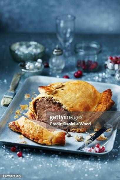 beef wellington in roasting tin, seasonal christmas food - christmas mince pies stock pictures, royalty-free photos & images