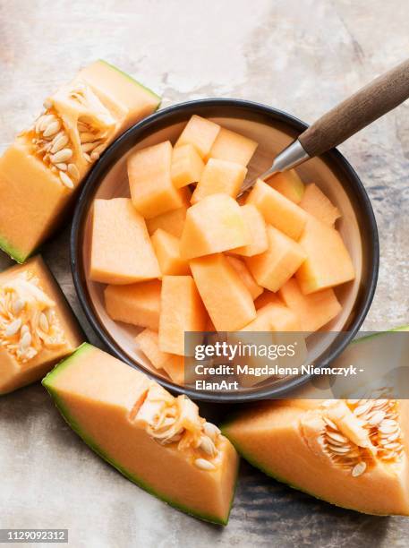 cantaloupe melon pieces - melão imagens e fotografias de stock