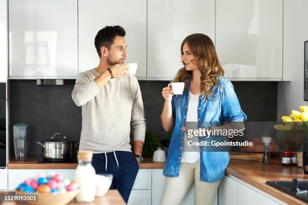 couple drinking coffee in kitchen - women in harmony fotografías e imágenes de stock