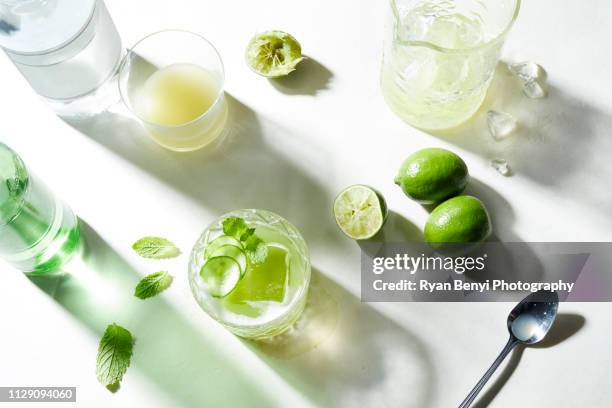 lime and soda cocktail preparation, overhead view - fizz photos et images de collection