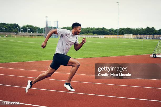 runner training on running track - track and field stadium stockfoto's en -beelden