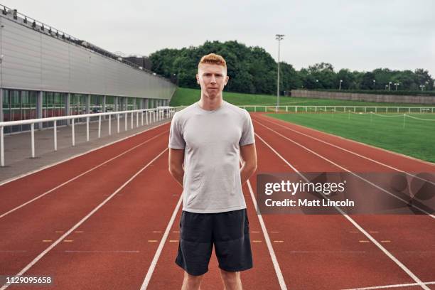 portrait of athlete on running track - track and field stadium stockfoto's en -beelden