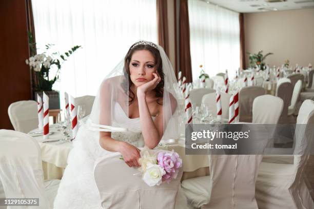 mariée en attente - robe de mariée photos et images de collection