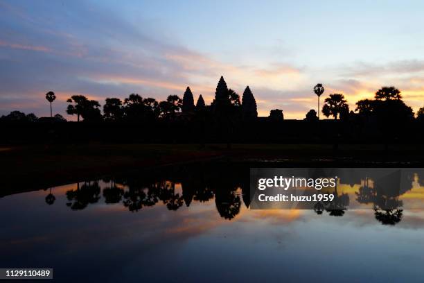 dawn of angkor wat - カンボジア stock-fotos und bilder