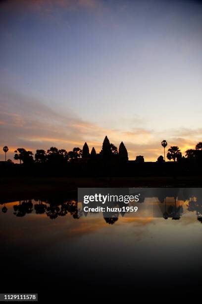 dawn of angkor wat - 歴史 foto e immagini stock