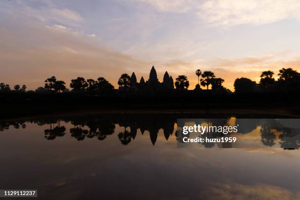 dawn of angkor wat - カットアウト stockfoto's en -beelden