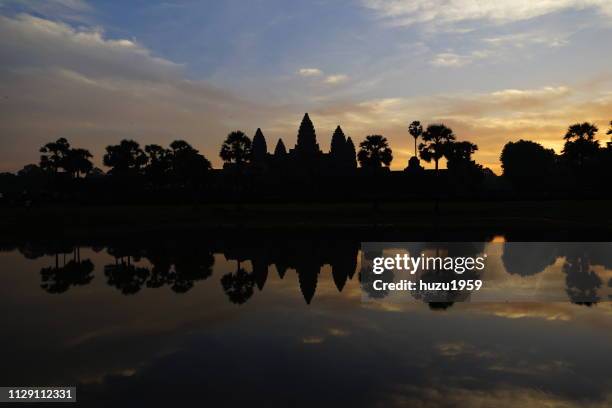 dawn of angkor wat - 古代文明 stockfoto's en -beelden