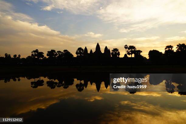 sunrise time of angkor wat - 古代文明 stock-fotos und bilder