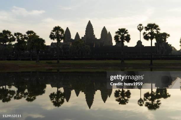 angkor wat, early in the morning - 遺跡 stock-fotos und bilder