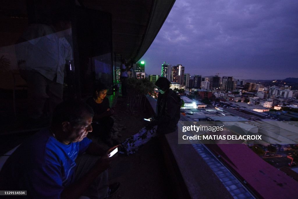 TOPSHOT-VENEZUELA-CRISIS-POWER-OUTAGE