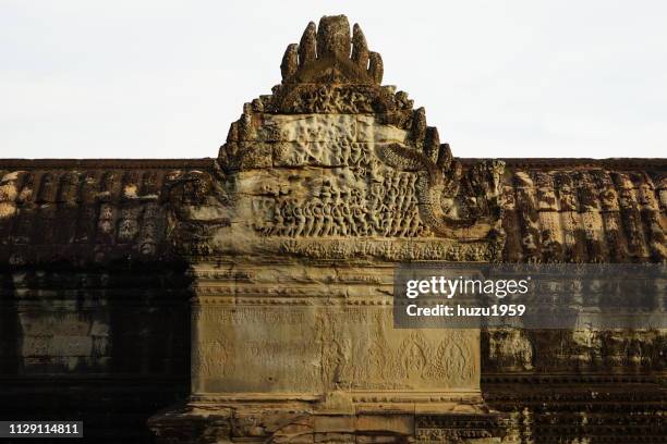 relief of angkor wat - 宗教 fotografías e imágenes de stock