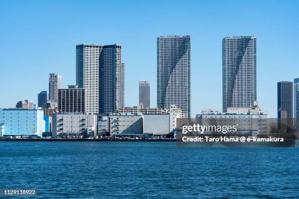 tokyo bay and residential buildings on tsukishima pier and harumi pier in chuo ward of tokyo in japan - tsukishima tokyo photos et images de collection