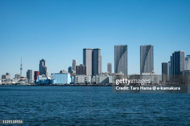 tokyo bay and residential buildings on tsukishima pier and harumi pier in chuo ward of tokyo in japan - tsukishima tokyo photos et images de collection