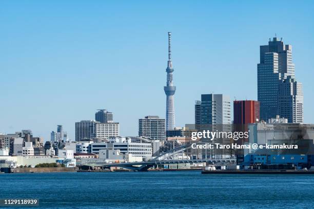 tokyo bay and tokyo sky tree in tokyo of japan - tsukishima tokio stockfoto's en -beelden