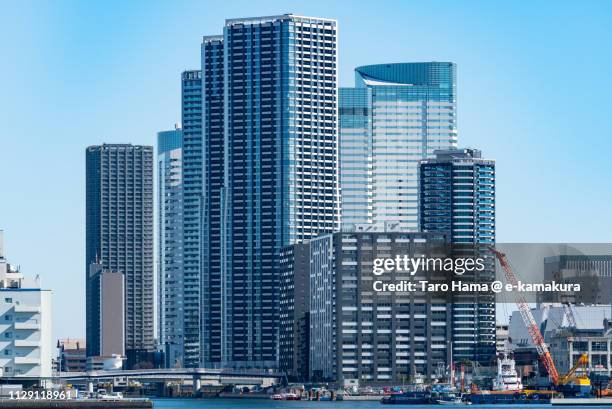 tokyo bay and residential buildings on tsukishima pier and harumi pier in chuo ward of tokyo in japan - tsukishima tokyo stock pictures, royalty-free photos & images