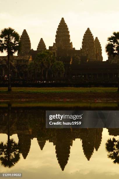 sunrise time of angkor wat - 記念建造物 stock-fotos und bilder