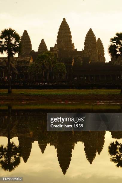 sunrise time of angkor wat - 古代文明 stockfoto's en -beelden