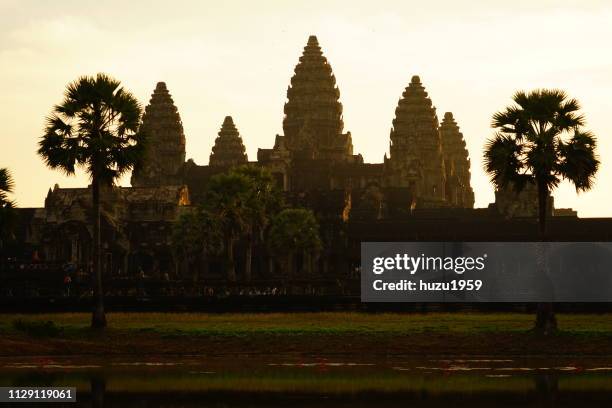 sunrise time of angkor wat - カットアウト stock-fotos und bilder