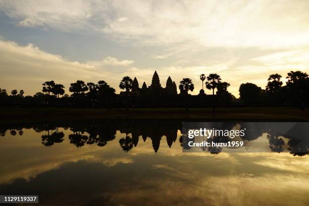 sunrise time of angkor wat - シェムリアップ fotografías e imágenes de stock