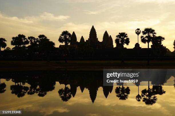 sunrise time of angkor wat - 池 fotografías e imágenes de stock