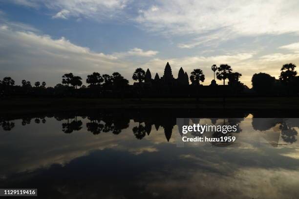 sunrise time of angkor wat - 池 fotografías e imágenes de stock