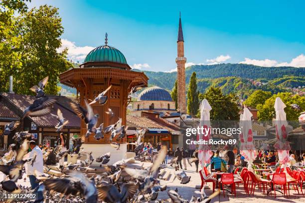 sebilj brunnen am baščaršija mit baščaršijska džamija in der alten stadt von sarajevo, bosnien - bosnian war stock-fotos und bilder